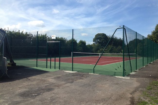 Cloture sportive autour court de tennis en Loire-Atlantique.