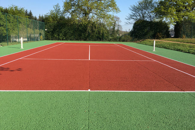 Régénération et rénovation de terrain de tennis en Bretagne et Loire Atlantique