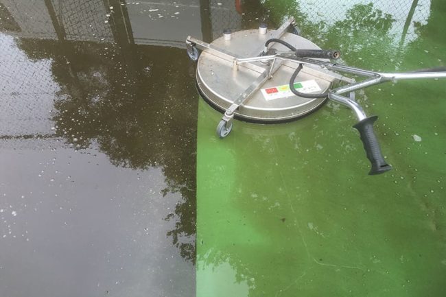 entretien-demoussage-resine-tennis-bretagne