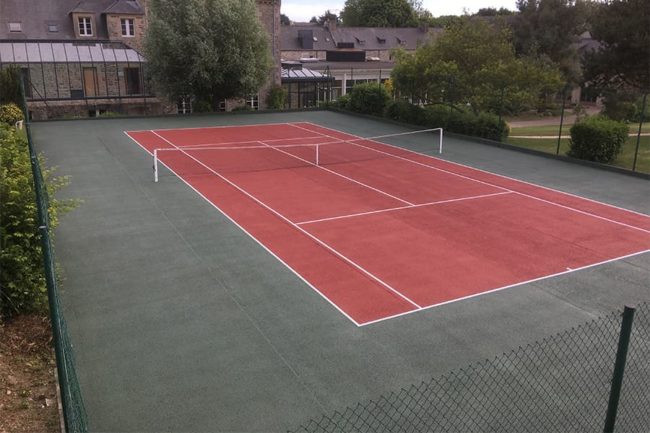 Régénération et rénovation de court de tennis en Loire-Atlantique.