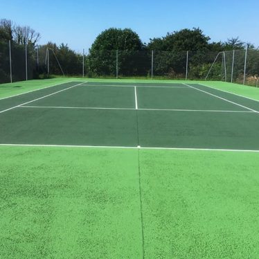 Rénovation et régénération d’un terrain de tennis en Morbihan, Bretagne. Rénovation et régénération d'un terrain de tennis en Morbihan, Bretagne.
