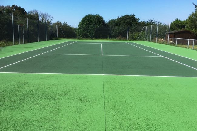 Rénovation et régénération d'un terrain de tennis en Morbihan, Bretagne.