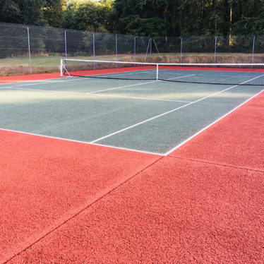 Régénération de terrain de tennis en Ille-et-vilaine en Bretagne. Régénération de terrain de tennis en Ille-et-vilaine en Bretagne.