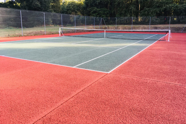 Régénération de terrain de tennis en Ille-et-vilaine en Bretagne.