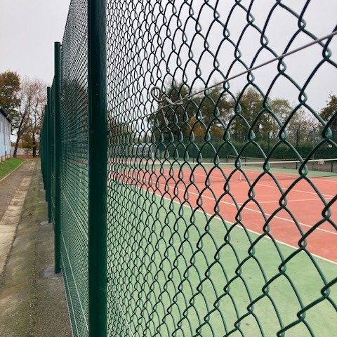 clôture grillage vert court de tennis / multisports vue en longueur