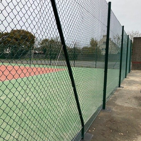 clôture grillage vert court de tennis / multisports autre vue