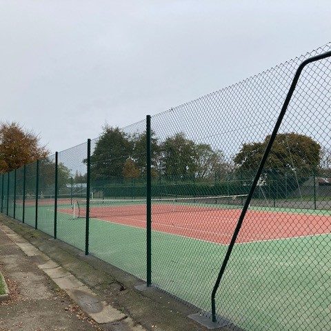clôture grillage vert court de tennis / multisports vue d'ensemble
