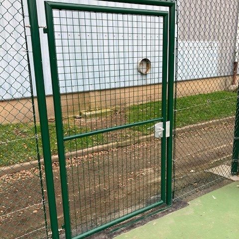 porte sur clôture grillage vert court de tennis / multisports porte