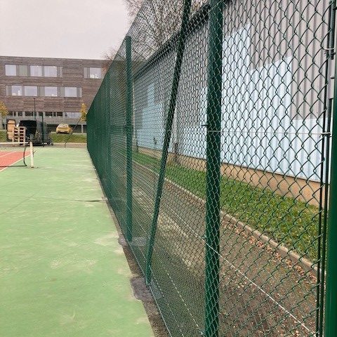 clôture grillage vert court de tennis / multisports vue de coté