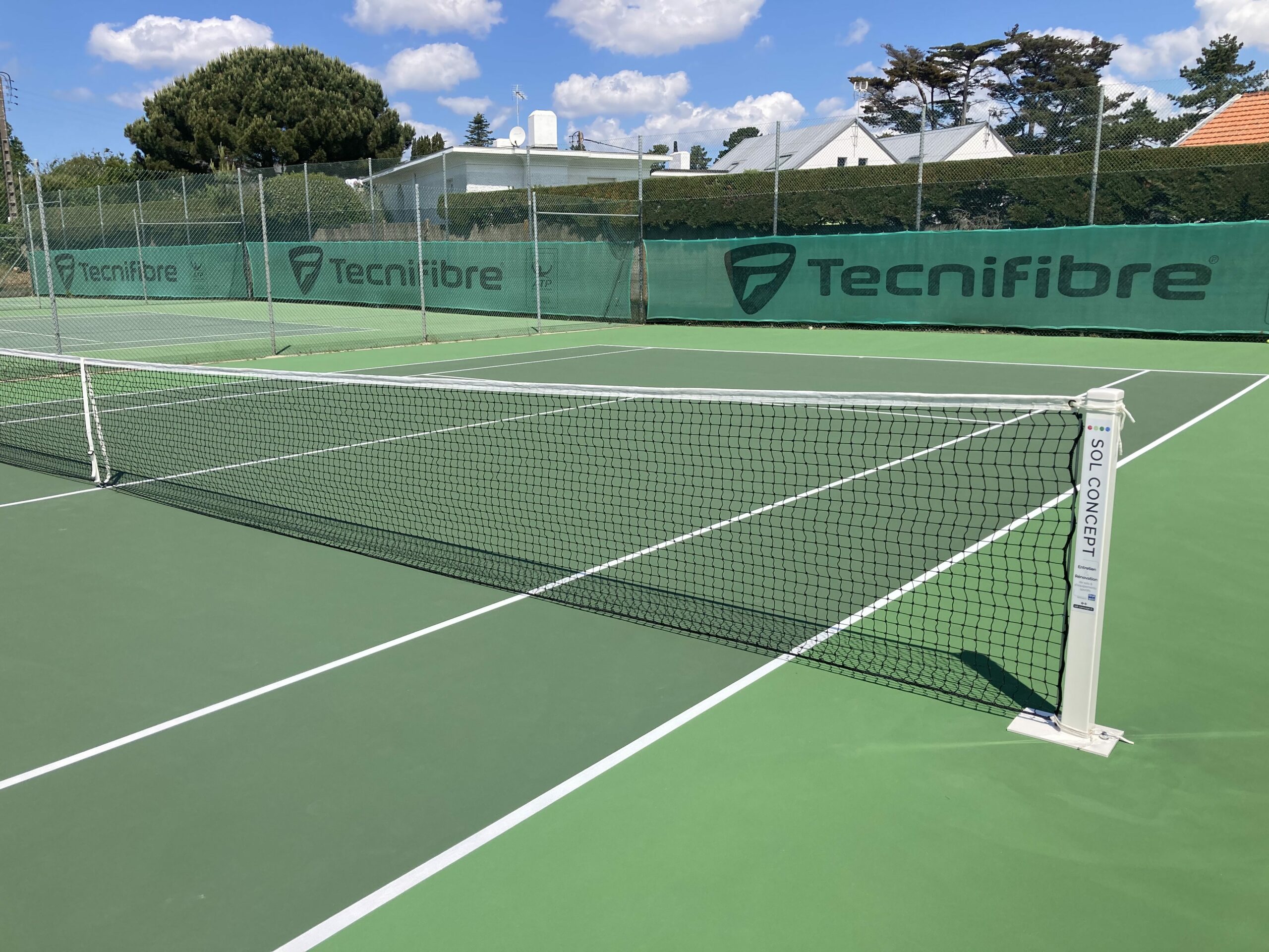 Poteaux et filet courts club de tennis