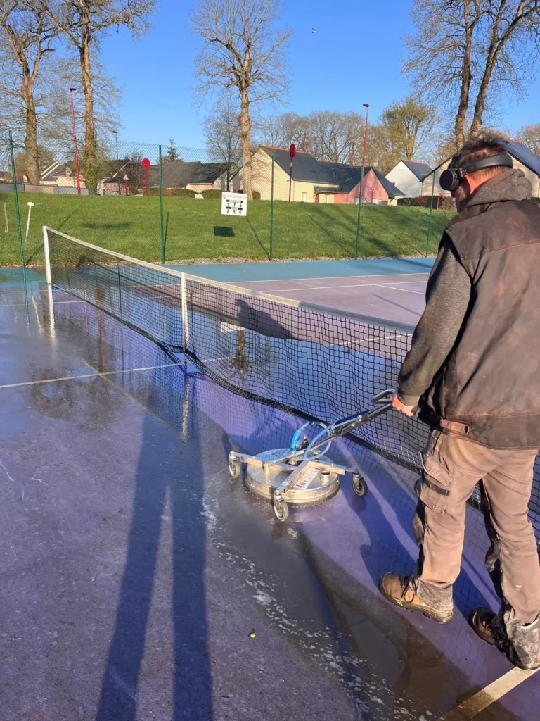 entretien d'un terrain de tennis en béton poreux avec cloche