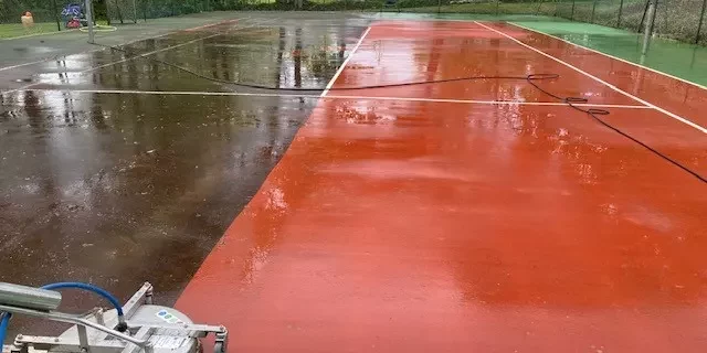 nettoyage-cloche-haute-pression-tennis décolmatage court de tennis avec cloche aspirante