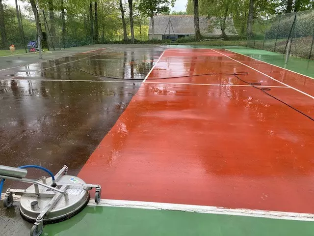 décolmatage court de tennis avec cloche aspirante
