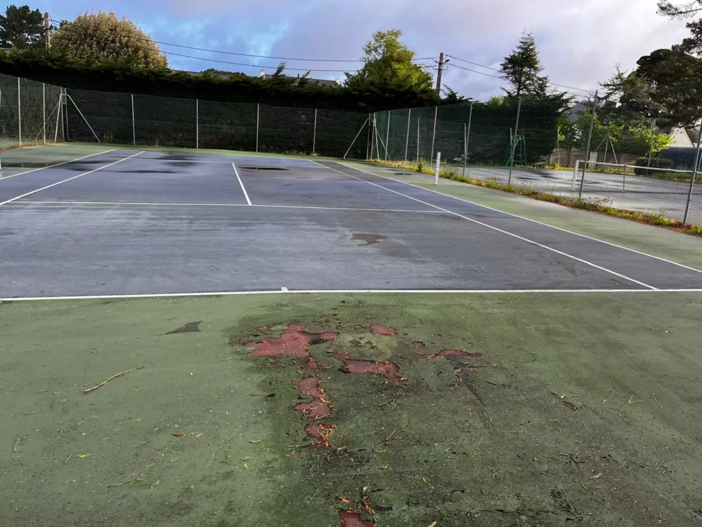 terrain de tennis en mauvais état