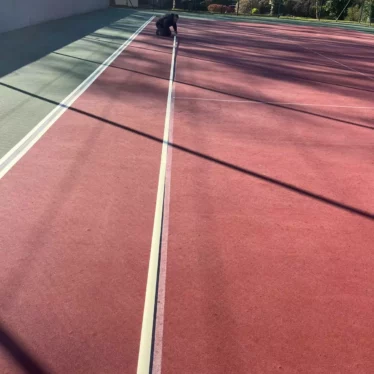 traçage_ligne_tennis_club_lannion tracé des lignes de jeux sur un terrain de tennis