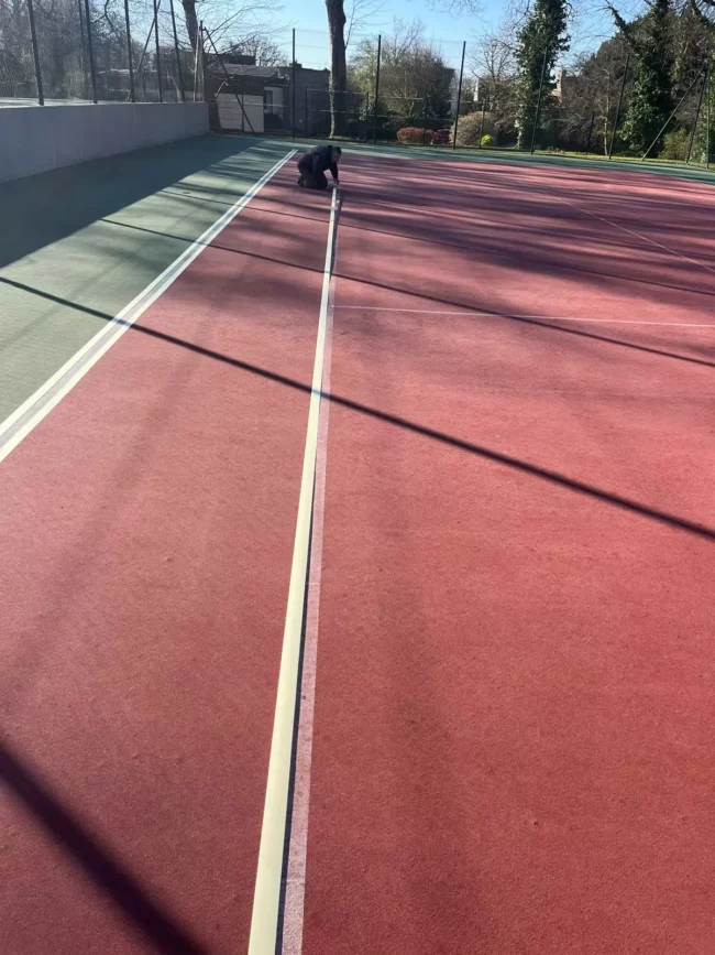 tracé des lignes de jeux sur un terrain de tennis